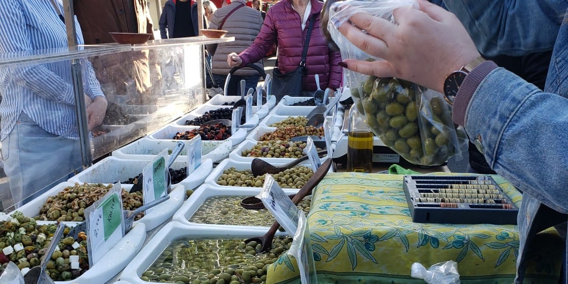Marché d'Arles du samedi matin, stand Les Délices de l'Olivier