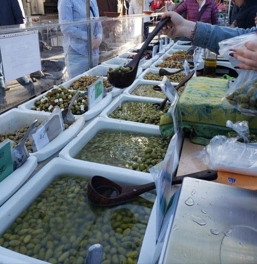 Stand des Délices de l'Olivier au marché d'Arles le samedi matin