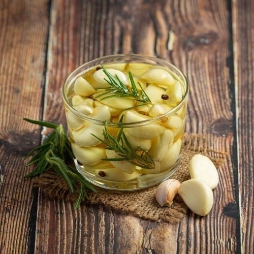 Ail confit dans un verre