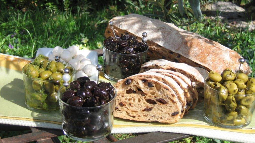 Pain aux olives avec olives vertes et olives noires