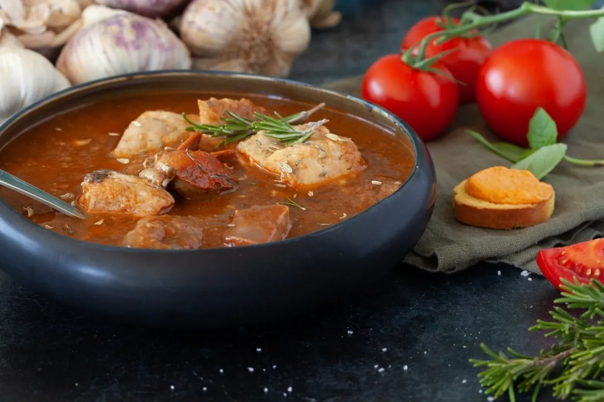 Bouillabaisse présentation en plat - Les Délices de l'Olivier