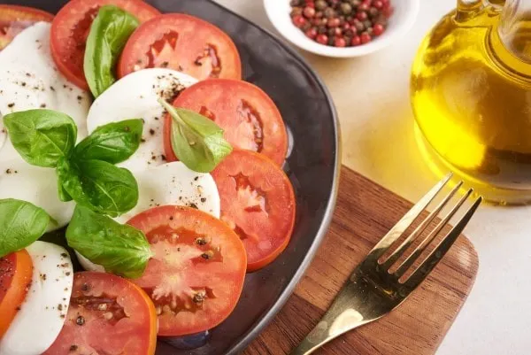 Salade et huile d'olive pour la santé cardiovasculaire