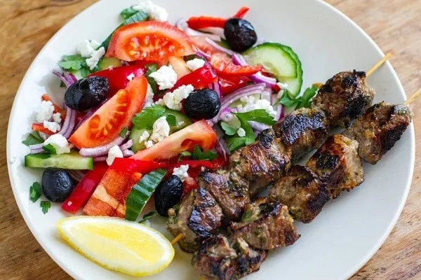 Souvlaki d'agneau avec olives noires façon Gréce