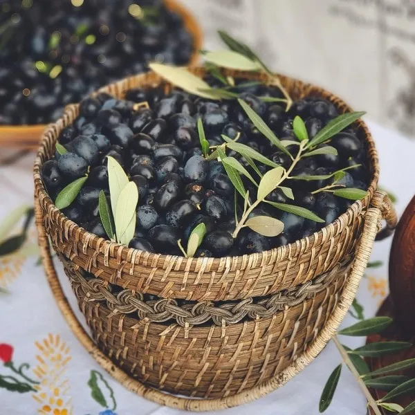 Présentation d'olives noires en panier