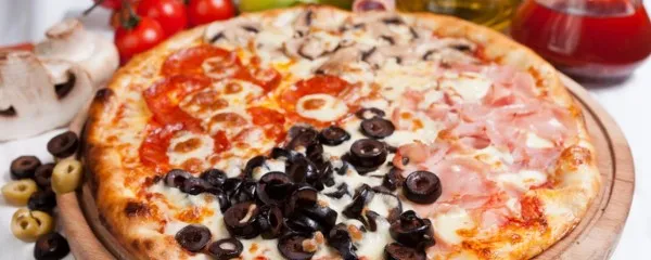 Pizza quatre saisons avec olives noires en rondelles