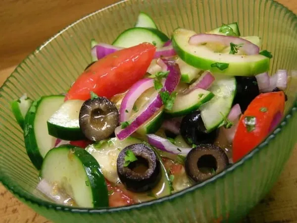 Salade concombre tomate courgette olives en rondelles