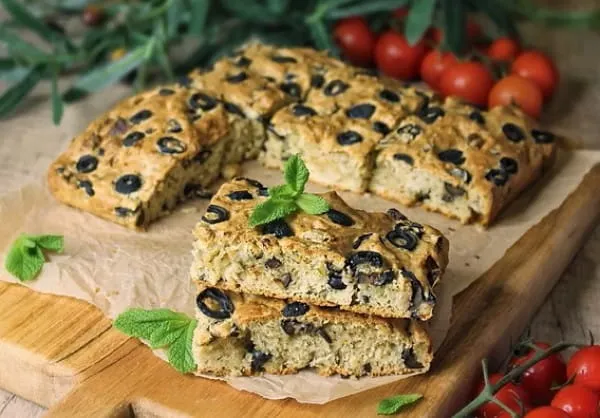 cake aux olives avec des olives noires en rondelles